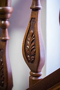 Detail dřevěného vyřezávaného zábradlí 