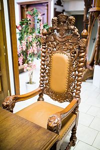 Dřevěná židle zdobená orgamenty