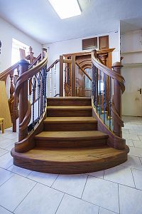 Dřevěné schodiště ve vzorkovně