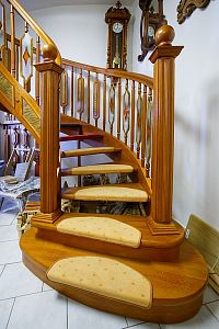 Dřevěné schodiště ve vzorkovně