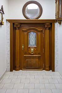 Dřevěné vstupní dveře ve vzorkovně