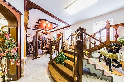 Interiér s dřevěným schodištěm