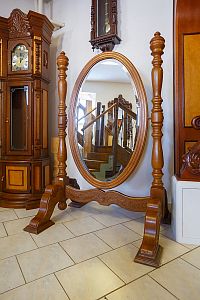 Velké zrcadlo v dřevěném rámu a stojanu