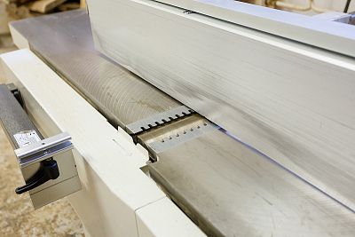 vybavení firmy - stroje na výrobu dřevěného nábytku, schodů a dřevěných dekorací