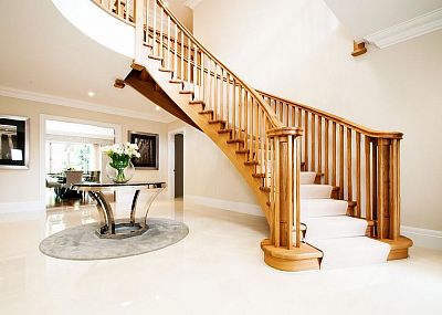 dřevěné obloukové schodiště luxusní na zakázku