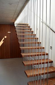 interiérové schody kovové moderní